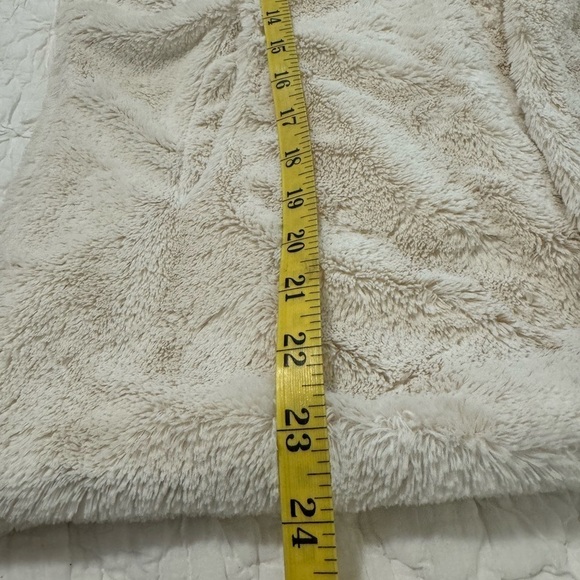 Apt 9 Faux Fur Vest Medium. Button closure - Picture 8 of 11